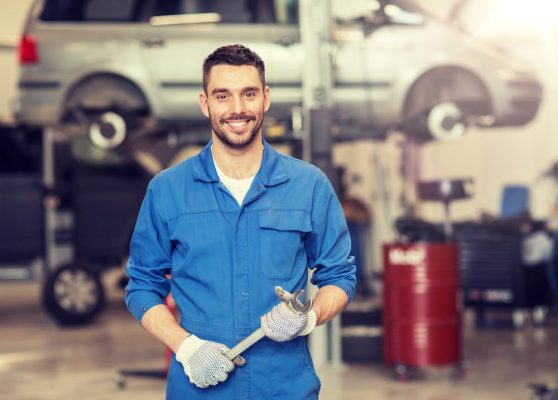Specialist într-un atelier auto